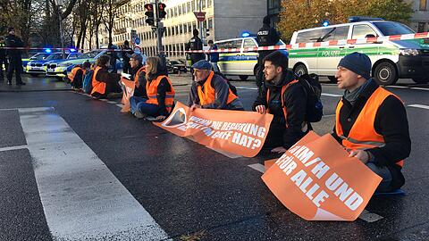 Klima-Aktivisten haben sich in München erneut auf die Straße geklebt.