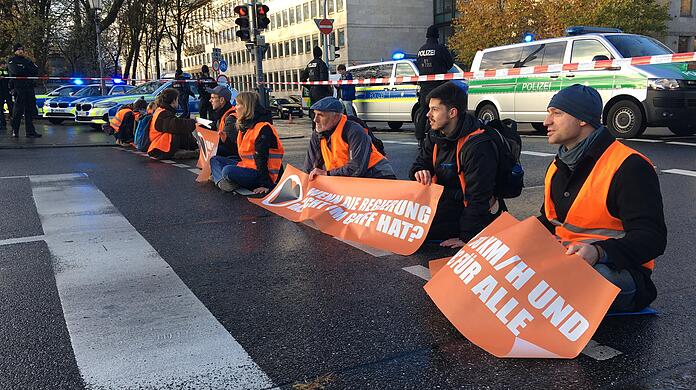 Klima-Aktivisten haben sich in München erneut auf die Straße geklebt.