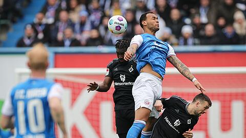 Stephan Ambrosius (l) und der HSV kamen nicht über ein 2:2 in Rostock hinaus.