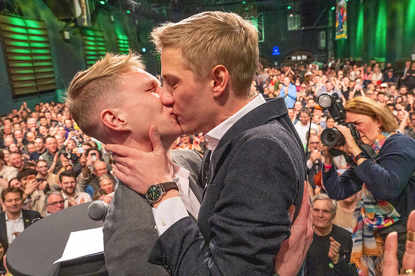 Dominik Krause küsst seinen Partner, Sebastian Müller, am Wahlabend. Ein Bild, das für viel Aufmerksamkeit bekommen hat. Dominik Krause küsst seinen Partner, Sebastian Müller, am Wahlabend. Ein Bild, das für viel Aufmerksamkeit bekommen hat.