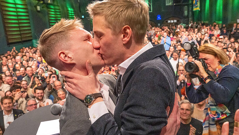 Dominik Krause küsst seinen Partner, Sebastian Müller, am Wahlabend. Ein Bild, das für viel Aufmerksamkeit bekommen hat. Dominik Krause küsst seinen Partner, Sebastian Müller, am Wahlabend. Ein Bild, das für viel Aufmerksamkeit bekommen hat.
