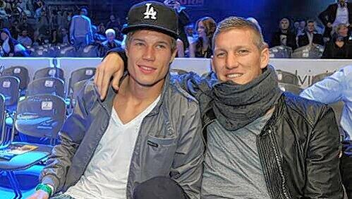 Hier mit seinem Kumpel Bastian Schweinsteiger: Holger Badstuber. Hier mit seinem Kumpel Bastian Schweinsteiger: Holger Badstuber.