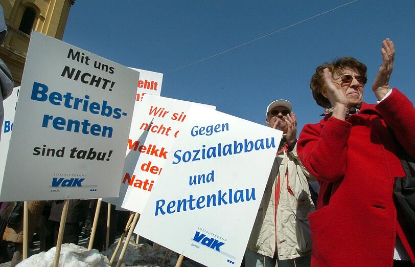 Der Sozialverband VdK droht mit einer Großdemonstration der Rentner &ndash; schon im Jahr 2004 protestierten 30000 ältere Menschen auf dem Marienplatz.