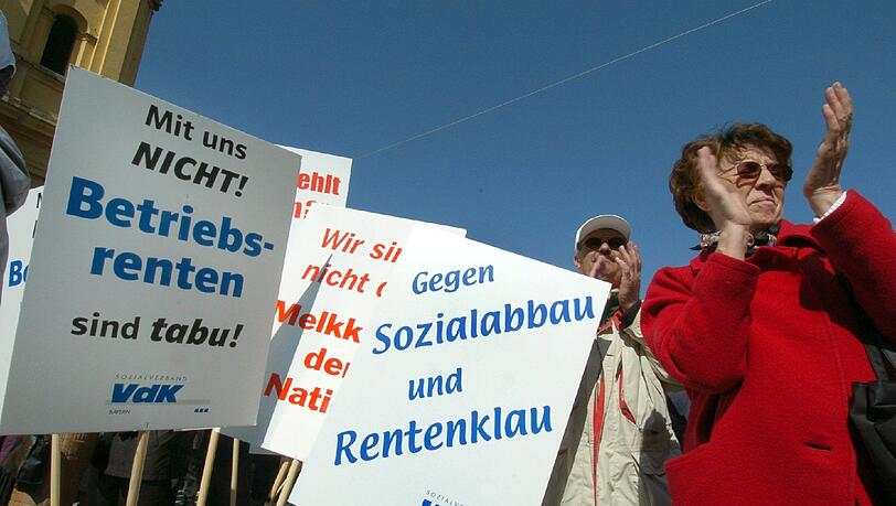 Der Sozialverband VdK droht mit einer Großdemonstration der Rentner – schon im Jahr 2004 protestierten 30000 ältere Menschen auf dem Marienplatz. Der Sozialverband VdK droht mit einer Großdemonstration der Rentner – schon im Jahr 2004 protestierten 30000 ältere Menschen auf dem Marienplatz.