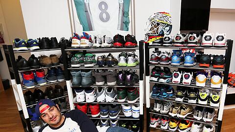 Jochen Reimer mit seiner Schuhsammlung. Nach einer Handverletzung ist er wieder fit.