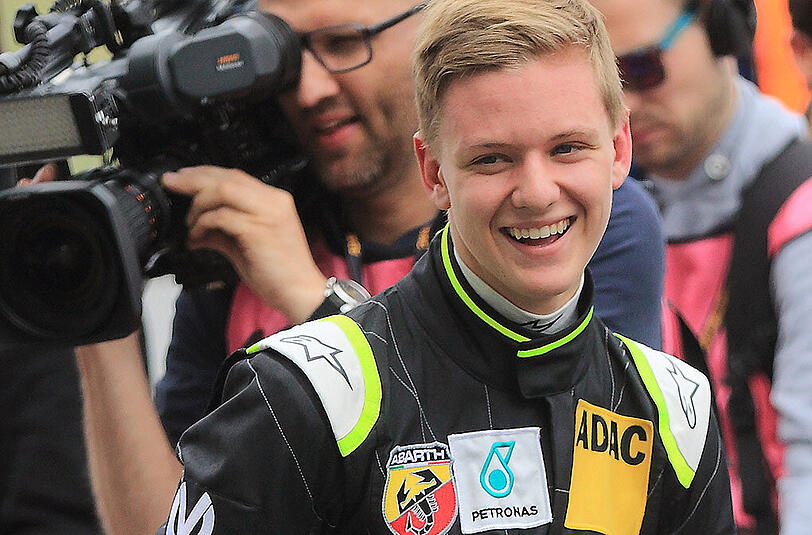 Mick Schumacher darf über seinen ersten Sieg in der Formel 4 jubeln.