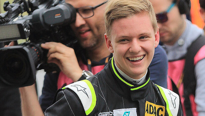 Mick Schumacher darf über seinen ersten Sieg in der Formel 4 jubeln. Mick Schumacher darf über seinen ersten Sieg in der Formel 4 jubeln.