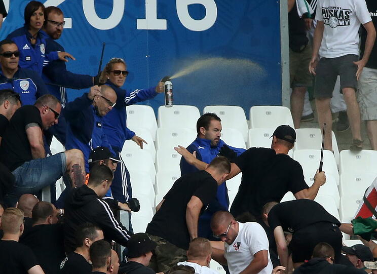 Auch vor dem Spiel zwischen Ungarn und Island kommt es zu Krawallen auf der Tribüne.