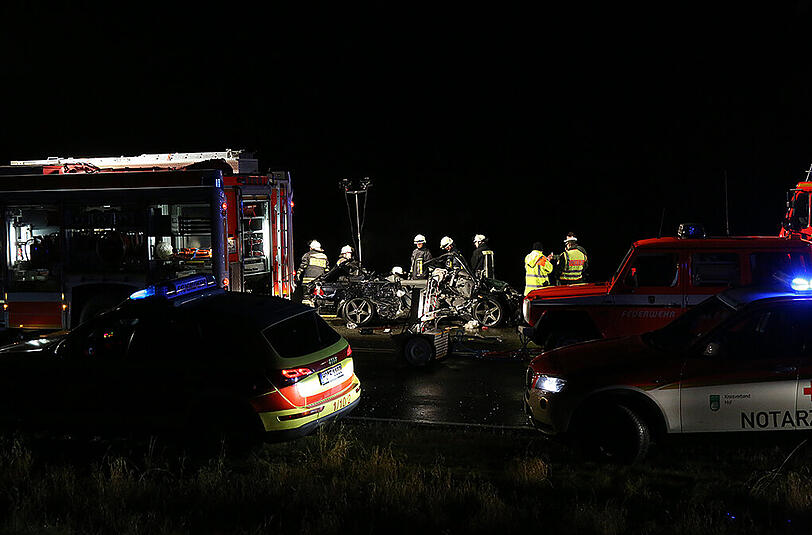Der BMW geriet in den Gegenverkehr und prallt dort frontal mit einem Auto zusammen. Dieses wurde in den angrenzenden Graben geschleudert.