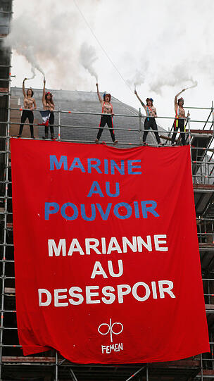Femen-Aktivistinnen haben am Sonntag gegen die französische Präsidentschaftskandidatin Marine Le Pen protestiert. Die Bilder.