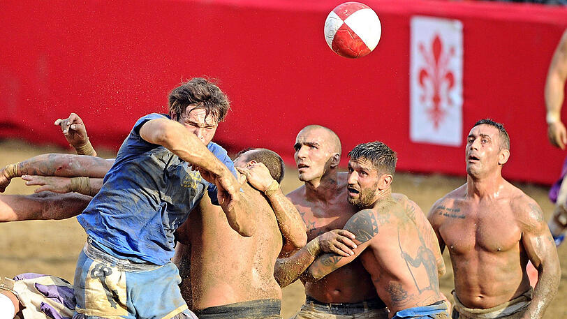 Der Spielball wird hier ganz schnell zur Nebensache - Schläge und Tritte sind hier ausdrücklich erlaubt. Die Biler vom Calcio Storico in Florenz.