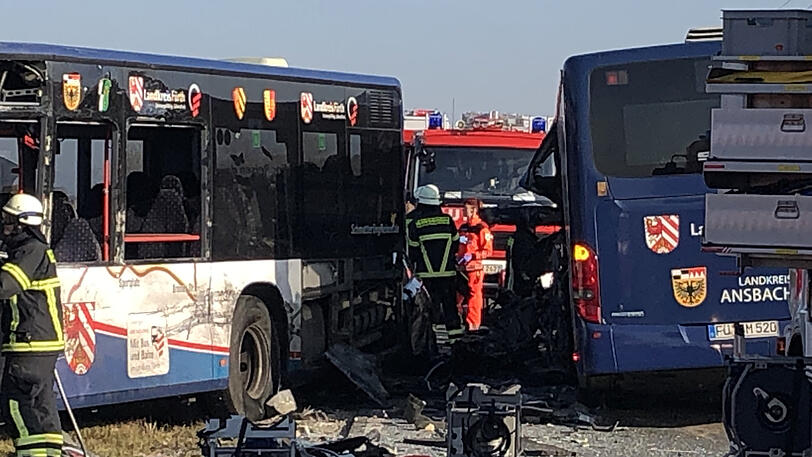 Es gibt mehrere Verletzte, die Busse waren mit Schülern besetzt.