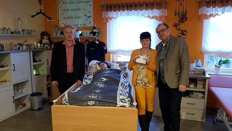 Jürgen Ascherl (li.) und die Eltern von Jessica L. stehen am Bett der Polizistin. Jürgen Ascherl (li.) und die Eltern von Jessica L. stehen am Bett der Polizistin.