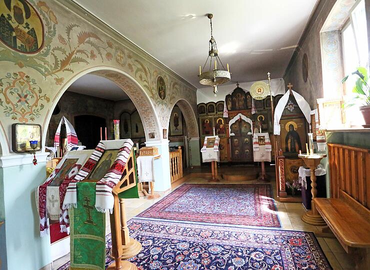 Und so sieht die Kirche von innen aus. Im Hintergrund ist der Altar zu sehen.