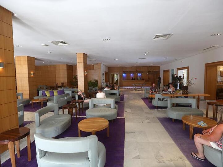 Touristen in der Lobby des "Les Orangers"-Hotels in Tunesien: Viele Kunden des Reisekonzerns Thomas Cook sitzen im Urlaub fest.