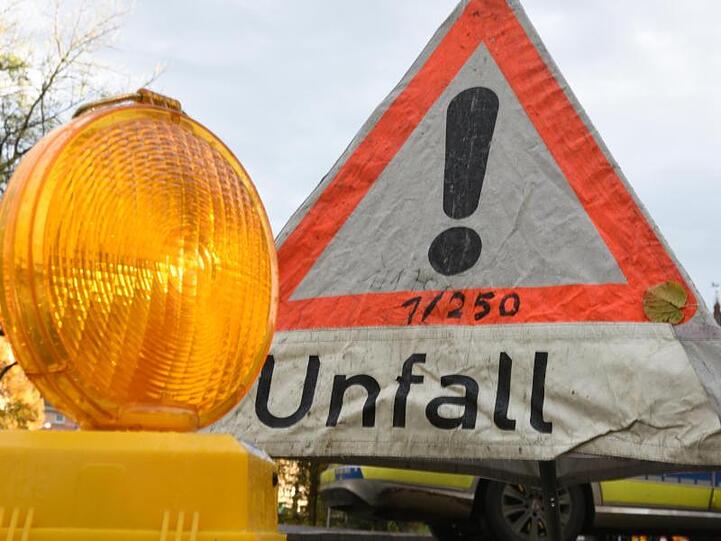 Ein Warnlicht steht vor einem Polizeiwarndreieck mit der Aufschrift "Unfall". Foto: Patrick Seeger/Archivbild