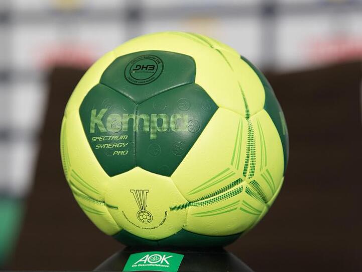 Warum klebt der Handball?