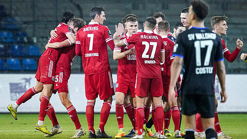 4:1 beim SV Waldhof Mannheim: Die Spieler der SpVgg Unterhaching jubeln nach dem Schlusspfiff.