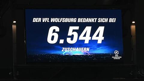 Blick auf die Anzeigetafel mit der Zuschauerzahl 6544 - mehr durften nicht rein.