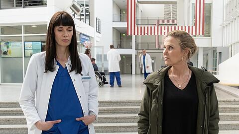 "Die Chefin: Das Recht zu sterben": Dr. Katja Schneider (Claudia Graf, l.) spricht mit Vera Lanz (Katharina Böhm) über Dr. Seibolds Engagement zur Sterbehilfe.