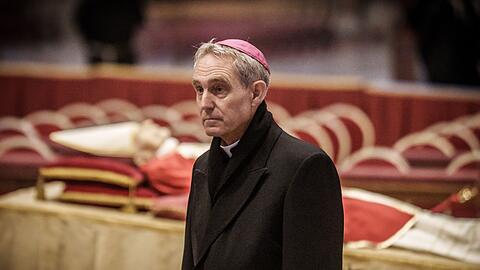 Georg Gänswein, langjähriger Privatsekretär, steht vor dem Leichnam des verstorbenen Papst Benedikt XVI.