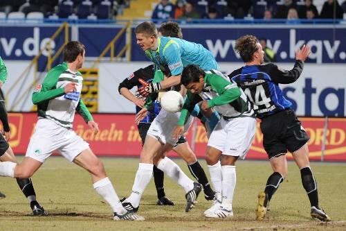 Ein Foul von Allagui? Sicher nicht, denn Frankfurts Weißenfeldt (r.) schubst den Fürther in Keeper Klandt, der prompt den Ball fallen ließ und Karaslavov traf. Egal, abgepfiffen.