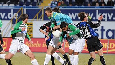 Ein Foul von Allagui? Sicher nicht, denn Frankfurts Weißenfeldt (r.) schubst den Fürther in Keeper Klandt, der prompt den Ball fallen ließ und Karaslavov traf. Egal, abgepfiffen.