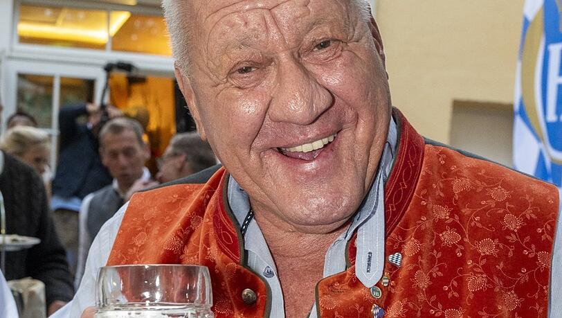 Ein fröhliches Prosit auf sein neues Leben: Wirte-Legende Hugo Bachmaier trinkt jetzt lieber Bier, als hinterm Tresen zu stehen und es zu zapfen. Ein fröhliches Prosit auf sein neues Leben: Wirte-Legende Hugo Bachmaier trinkt jetzt lieber Bier, als hinterm Tresen zu stehen und es zu zapfen.