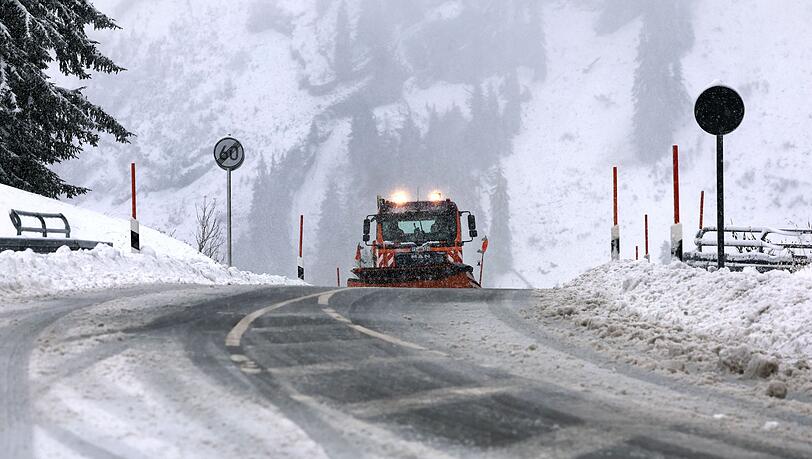 Mit 880 Fahrzeugen gewährleistet der Freistaat Bayern in der bevorstehenden Saison den Winterdienst auf Bundes- und Landesstraßen. (Archivbild)