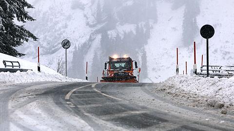 Mit 880 Fahrzeugen gew&auml;hrleistet der Freistaat Bayern in der bevorstehenden Saison den Winterdienst auf Bundes- und Landesstra&szlig;en. (Archivbild)
