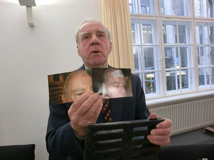 Vor Gericht: Fritz S. präsentiert Fotos seiner Verletzungen und das Tatwerkzeug, den Gullydeckel.