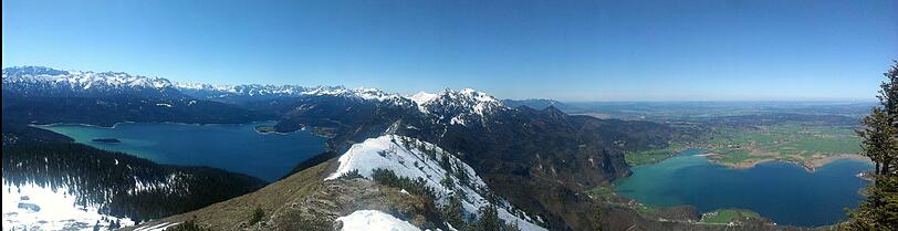 Das ist der echte Blick vom Jochberg - noch. Der Bau des Kraftwerks liegt bislang auf Eis.