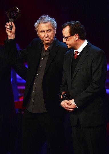 Der Regisseur Raymond Ley und der Schauspieler Matthias Brandt (r) stehen mit dem Preis in der Kategorie "Fiktion" auf der Bühne.