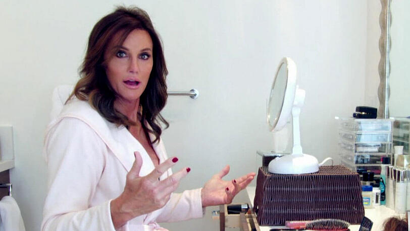 Caitlyn Jenner spricht, während sie sich schminkt - eine Szene aus dem Trailer zu «I am Cait» (ab 09. August bei E! Entertainment) Caitlyn Jenner spricht, während sie sich schminkt - eine Szene aus dem Trailer zu «I am Cait» (ab 09. August bei E! Entertainment)