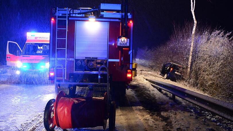 Auf dem Weg nach Vilsbiburg krachte ein Autofahrer in den Gegenverkehr.