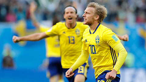 Emil Forsberg (rechts) bejubelt neben seinem Teamkollegen Gustav Svensson das schwedische Siegtor.