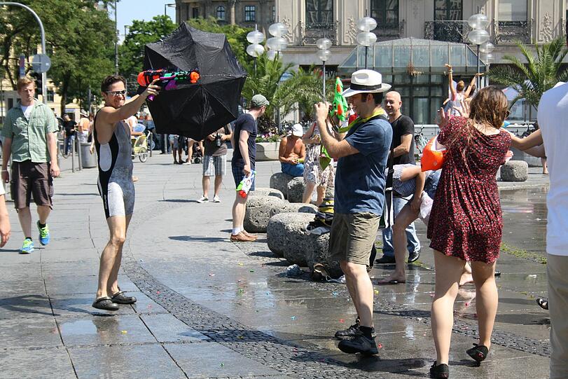 Wasserschlacht am Stachus. Die Bilder.