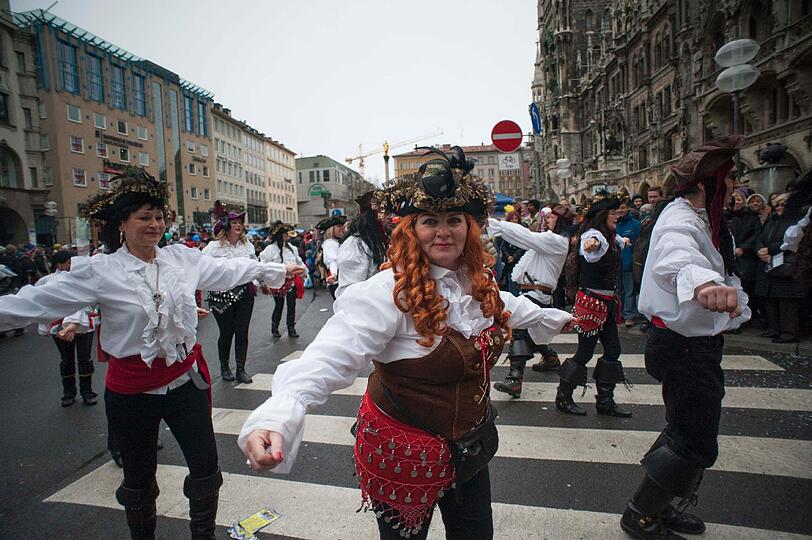 Die Damischen Ritter in Aktion: Impressionen vom Faschingszug durch die Altstadt am Sonntag.