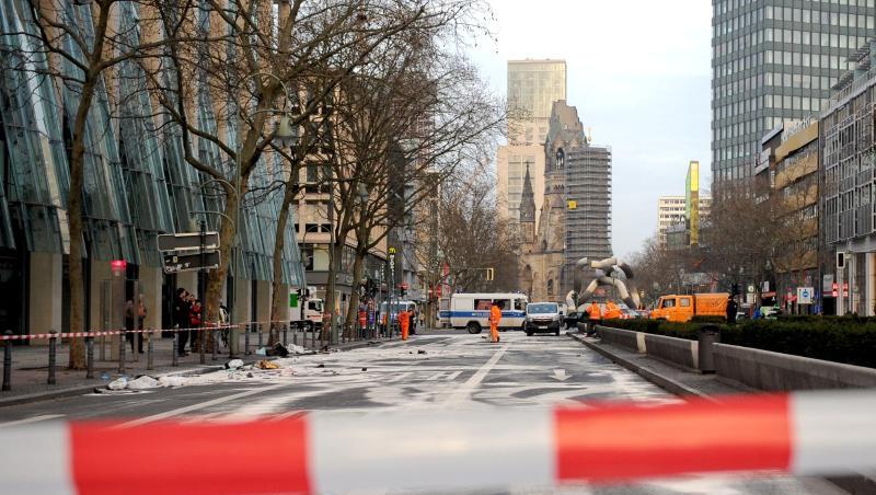 Die gesperrte Tauentzienstraße nach einem illegalen Autorennen. Die gesperrte Tauentzienstraße nach einem illegalen Autorennen.