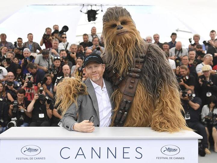 Ron Howard stellt mit Chewbacca seinen Film "Solo: A Star Wars Story" in Cannes vor.
