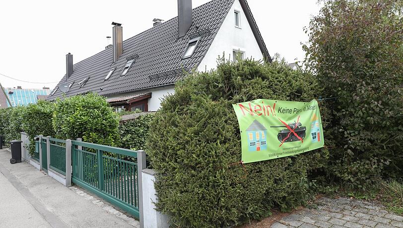 "Keine Panzer in Allach" steht auf diesem Plakat an einer Hecke. "Keine Panzer in Allach" steht auf diesem Plakat an einer Hecke.