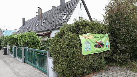"Keine Panzer in Allach" steht auf diesem Plakat an einer Hecke.