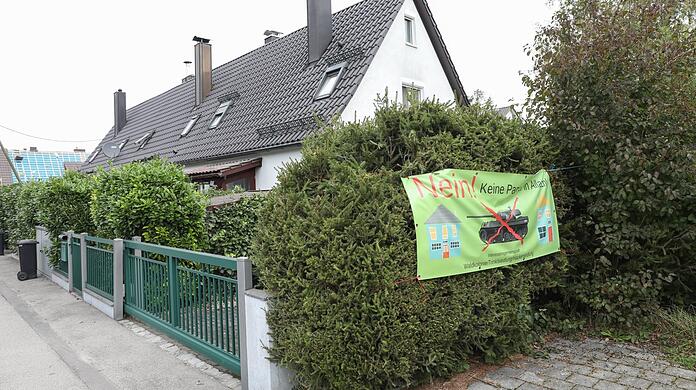 "Keine Panzer in Allach" steht auf diesem Plakat an einer Hecke.