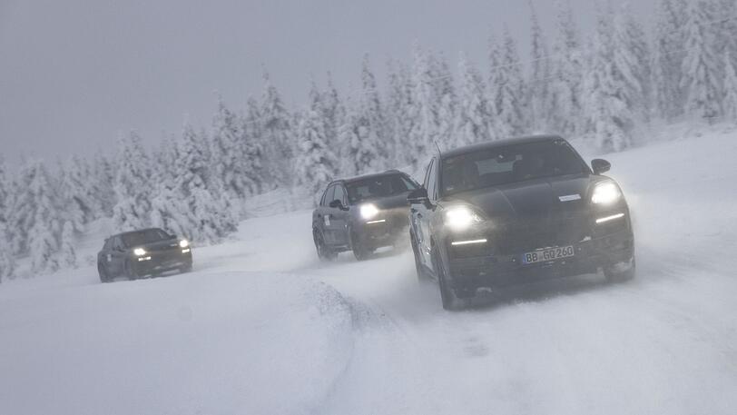 Für die Kälteerprobung des neuen Porsche Cayenne braucht es Schnee, Eis und wenig Licht.