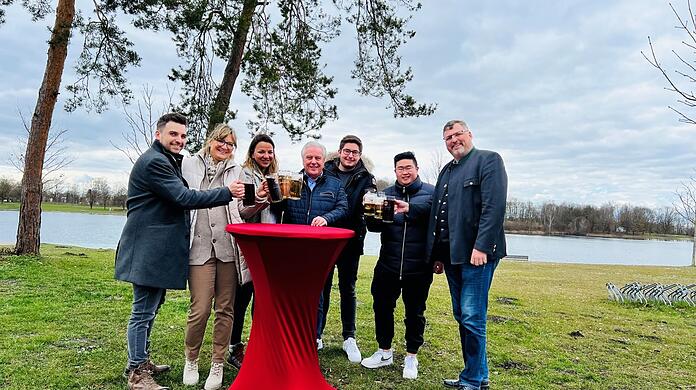 Sie alle krempeln die Ärmel hoch für das neue Restaurant und den neuen Biergarten am Karlsfelder See: (v.l.) Marc Peters, Manuela Brandl, Julia Baehr, Gastwirt Peter Brandl, Christian Kronseder, Andy Le, Landrat Stefan Löwl.