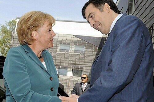 Treffen in Tiflis: Angela Merkel sagte Georgiens Präsident Michail Saakaschwili Unterstützung beim Wiederaufbau zu.