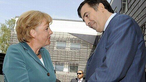 Treffen in Tiflis: Angela Merkel sagte Georgiens Präsident Michail Saakaschwili Unterstützung beim Wiederaufbau zu. Treffen in Tiflis: Angela Merkel sagte Georgiens Präsident Michail Saakaschwili Unterstützung beim Wiederaufbau zu.