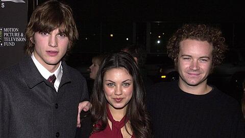 Ashton Kutcher (l.) und Mila Kunis mit Danny Masterson im Jahr 2000.