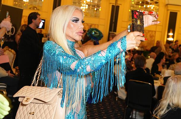 Küsschen für die Follower: Tatjana Gsell macht ein Selfie. Küsschen für die Follower: Tatjana Gsell macht ein Selfie.