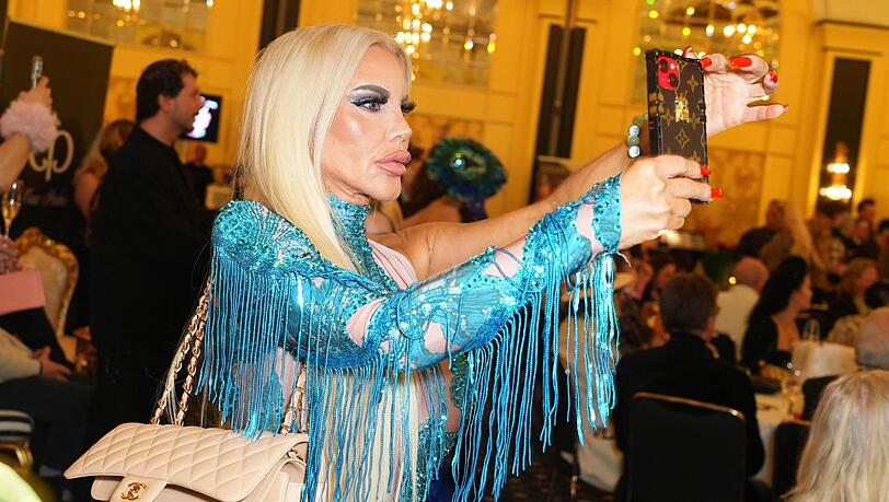 Küsschen für die Follower: Tatjana Gsell macht ein Selfie. Küsschen für die Follower: Tatjana Gsell macht ein Selfie.